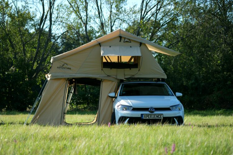 Dachzelt mit niedrigem Vorzelt auf Kleinwagen